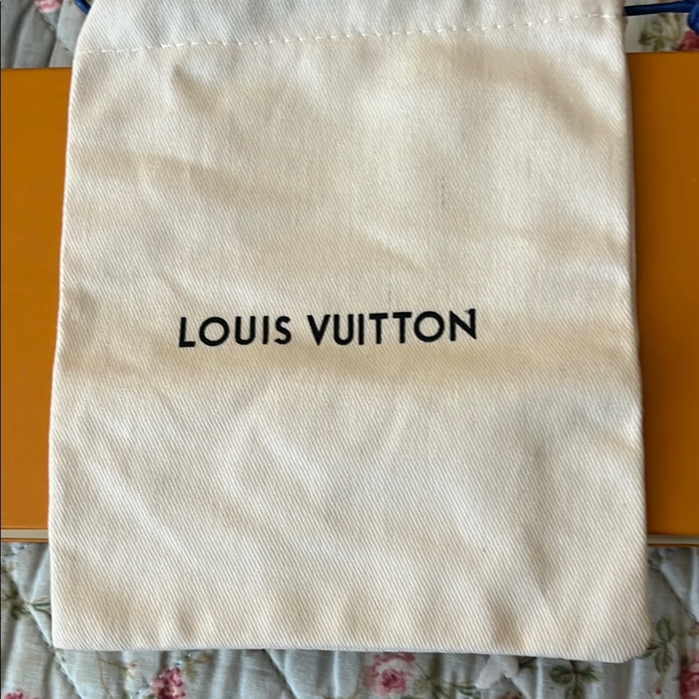 Louis Vuitton White Dust Bag and box - Picture 10 of 10